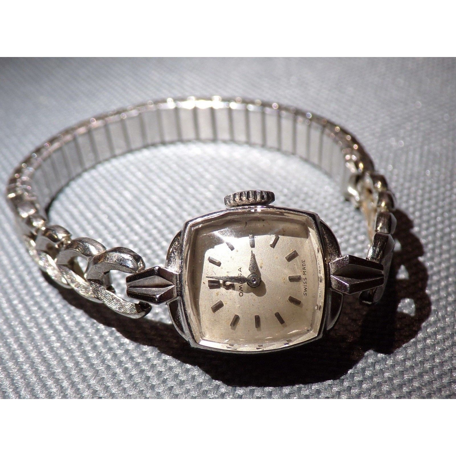 Vintage 1960s Omega Ladies 18k Gold Manual Wind Watch Works